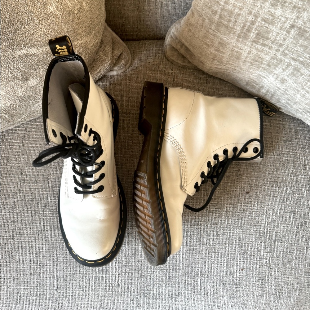 Women’s size 7 doc Martin airwave ankle combat boots lace up white